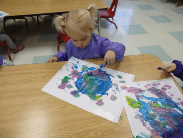 2-year-old_girl_painting_at_cadence_academy_preschool_louisville_ky-599x450