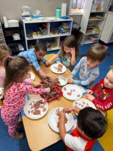 Children sitting together at the table making crafts at Creative Kids Childcare Centers Beekman