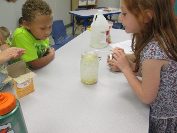 baking_soda_science_activity_rogys_learning_place_pekin_il-600x450