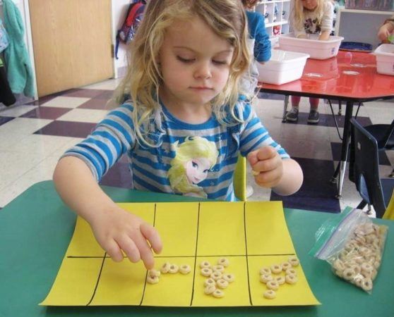 cheerio_counting_activity_cadence_academy_preschool_roseville_galleria_ca-558x450