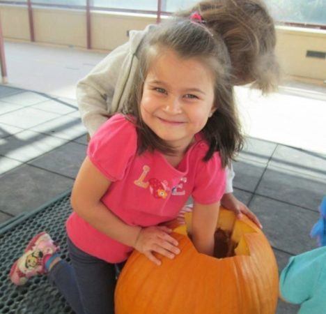 cleaning_out_pumpkin_at_outdoor_balloon_project_at_cadence_academy_preschool_i_street_sacramento_ca-468x450