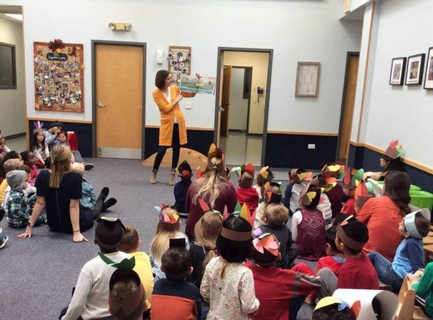 director_reading_thanksgiving_book_to_preschoolers_adventures_in_learning_aurora_il-608x450