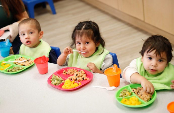 early_learners_eating_lunch_cadence_academy_north_aurora_il-691x450