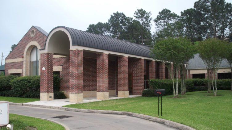 front_extrance_smaller_scholars_montessori_academy_grisby_tx-752x424