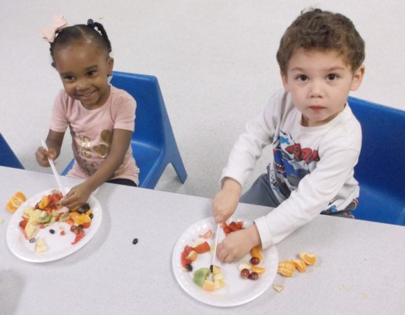 healthy_snack_of_fruit_cadence_academy_preschool_kays_normal_il-578x450