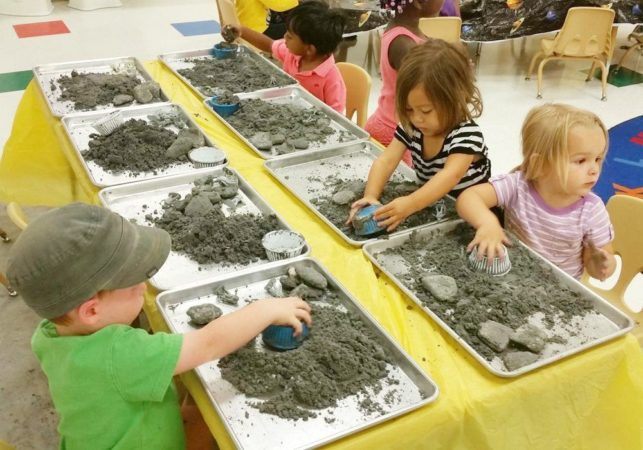 kinetic_sand_activity_cadence_academy_preschool_steele_creek_charlotte_nc-643x450