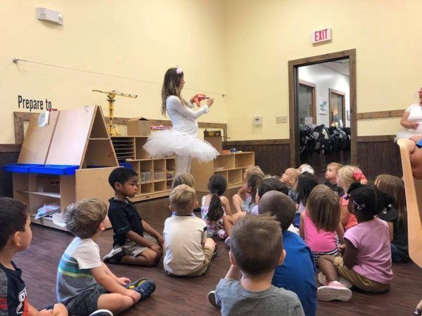 learning_how_to_brush_teeth_at_cadence_academy_preschool_rogers_ar-600x450