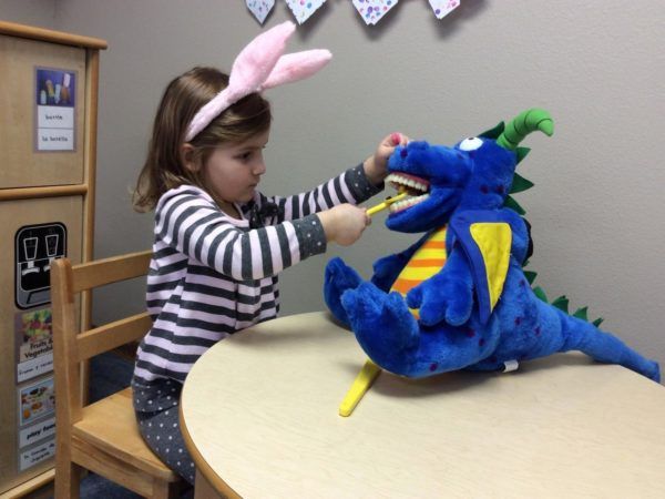 learning_how_to_brush_teeth_cadence_academy_preschool_urbandale_ia-600x450