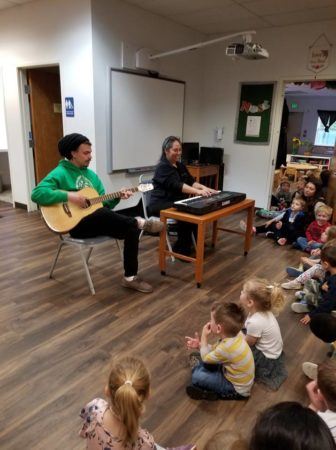 local_musicians_prerforming_for_preschoolers_childrens_garden_montessori_richland_wa-336x450