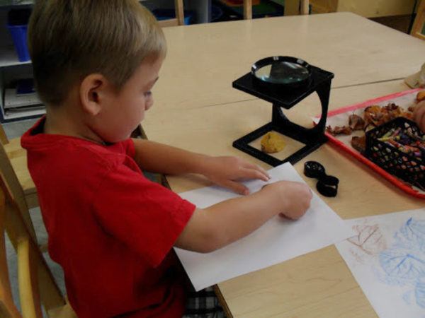 magnifying_glass_activity_cadence_academy_preschool_tumwater_wa-600x450