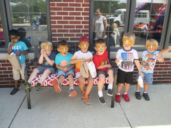 preschool_boy_enjoying_lion_facepaint_adventures_in_learning_aurora_il-600x450