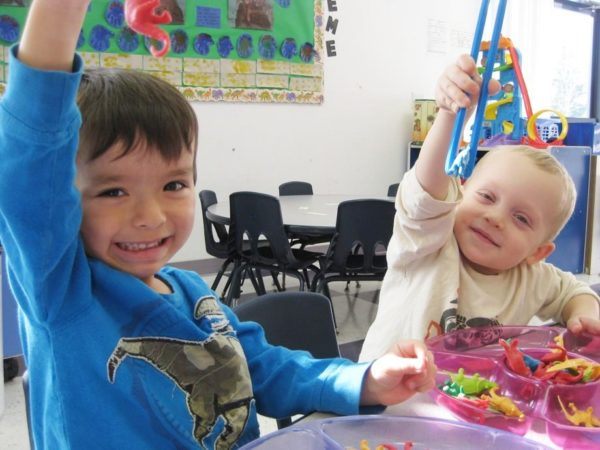 preschool_boy_picking_up_dinosaurs_with_tweezers_cadence_academy_preschool_roseville_galleria_ca-600x450