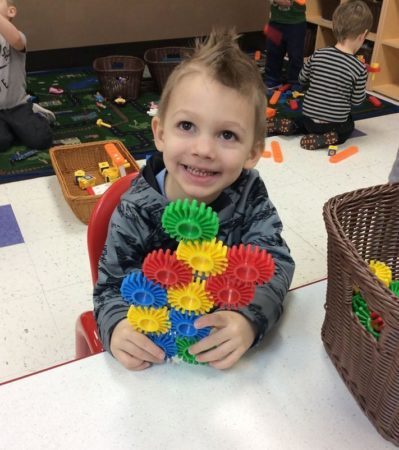 preschool_boy_playing_with_interlocking_circles_creative_expressions_learning_center_imperial_mo-399x450