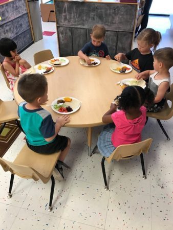 preschool_children_eating_healthy_lunch_phoenix_childrens_academy_private_preschool_surprise_az-338x450