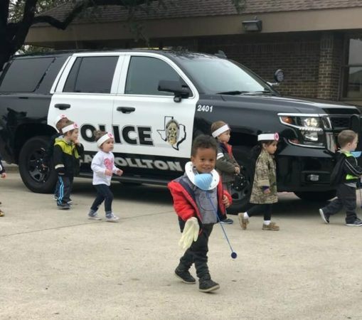 preschool_children_enjoing_visit_from_police_at_cadence_academy_preschool_branch_hollow_carrollton_tx-509x450