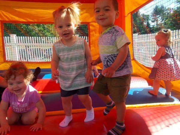 preschool_children_enjoying_bounce_house_creative_kids_childcare_centers_yorktown-600x450