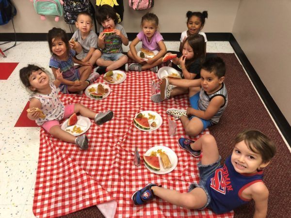 preschool_children_enjoying_picnic_lunch_at_cadence_academy_preschool_allen_tx-600x450