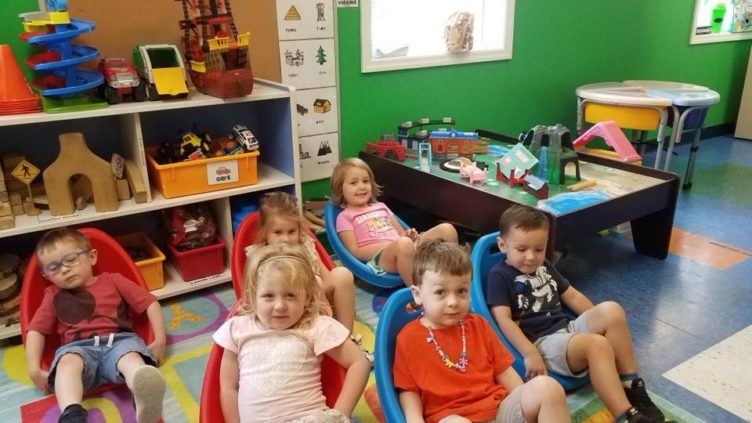 preschool_children_in_colored_floor_chairs__creative_kids_childcare_centers_beekman-752x423