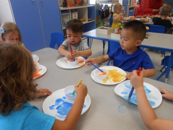 preschool_children_painting_winwood_childrens_center_lansdowne_va-600x450