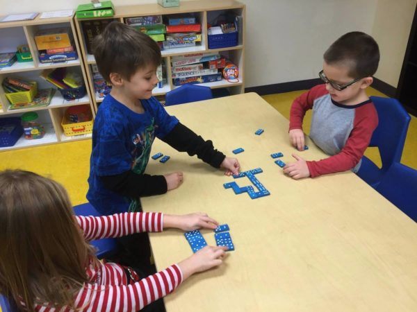 preschool_children_playing_dominoes_cadence_academy_preschool_sherwood_or-600x450