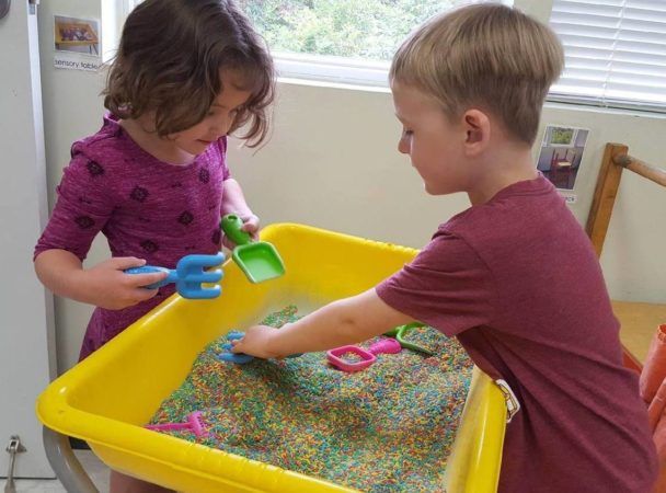 preschool_children_playing_with_plastic_confetti_fredericksburg_childrens_academy_fredericksburg_va-608x450