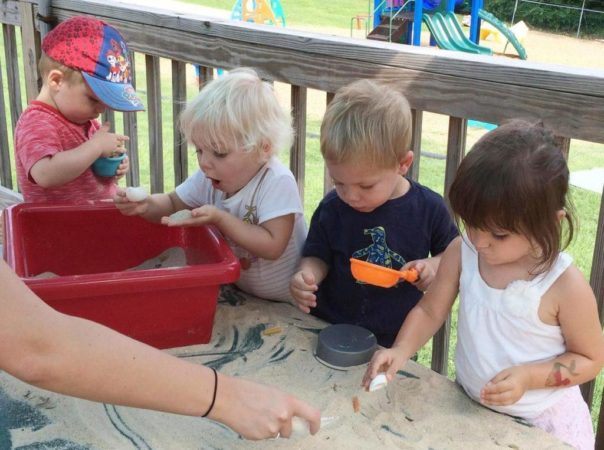 preschool_children_playing_with_sand_at_cadence_academy_plymouth_meeting_pa-1024x763-604x450
