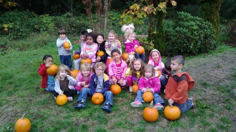 preschool_field_trip_to_the_pumpkin_patch_cadence_academy_preschool_sleater-kinney_olympia_wa-752x423