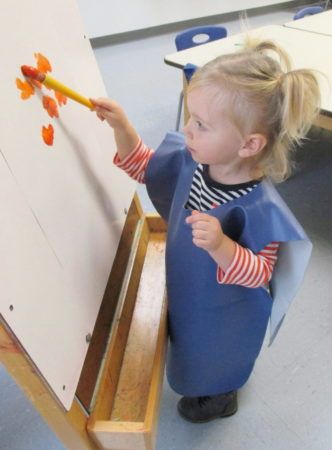 preschool_girl_painting_on_easel_adventures_in_learning_aurora_il-332x450