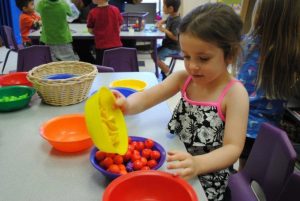 preschool_girl_playing_with_food_phoenix_childrens_academy_private_preschool_lindsay-673x450