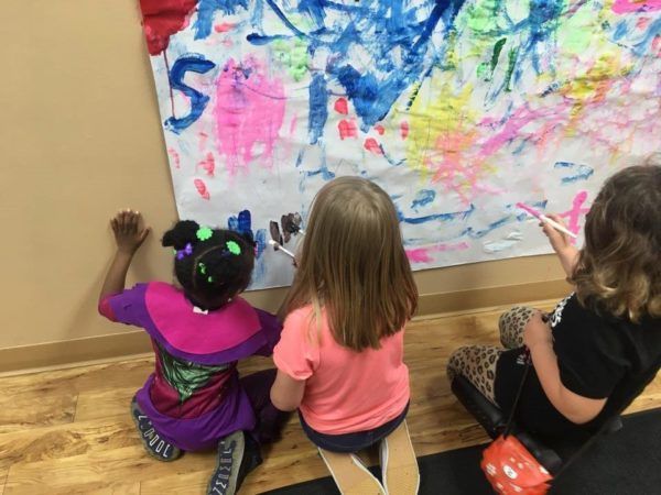 preschool_girls_painting_mural_rogys_learning_place_big_hollow_peoria_il-600x450