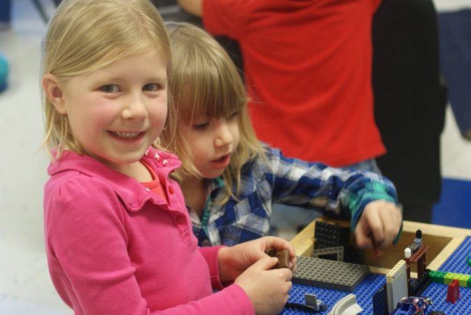 preschool_girls_playing_with_legos_phoenix_childrens_academy_private_preschool_happy_valley-673x450