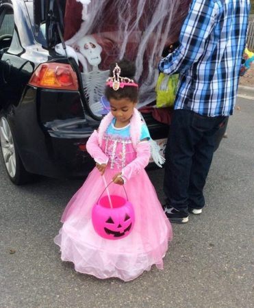 preschool_princess_at_trunk_and_treat_cadence_academy_northlake_charlotte_nc-371x450