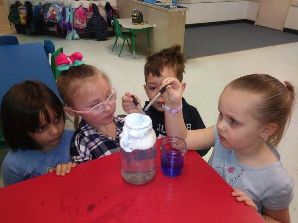 preschool_shaving_cream_and_food_coloring_activity_the_peanut_gallery_temple_tx-600x450