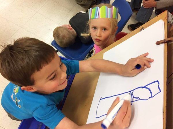 preschooler_drawing_on_eisel_at_cadence_academy_preschool_ken_caryl_littleton_co-600x450