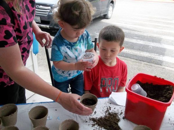 preschoolers_doing_plant_activity_cadence_academy_preschool_lacey_wa-600x450