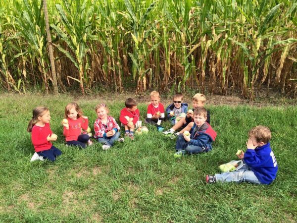 preschoolers_eating_apples_near_corn_field_creative_kids_childcare_centers_kent-600x450