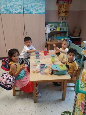 preschoolers_eating_lunch_smaller_scholars_montessori_academy_grisby_tx-338x450