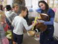 preschoolers_learning_how_to_brush_teeth_at_cadence_academy_preschool_roseville_galleria_ca-588x450