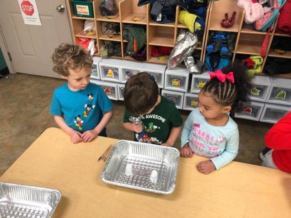 preschoolers_looking_through_magnifying_glass_cadence_academy_preschool_louisville_ii-600x450