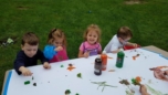 preschoolers_painting_with_leaves_outside_creative_kids_childcare_centers_beekman-752x423