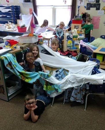 preschoolers_playing_in_blanket_fort_rogys_learning_place_morton_il-364x450
