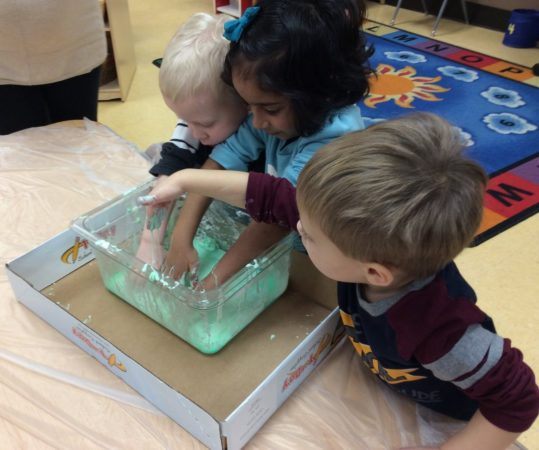 preschoolers_playing_with_green_goop_creative_expressions_learning_center_eureka_mo-539x450