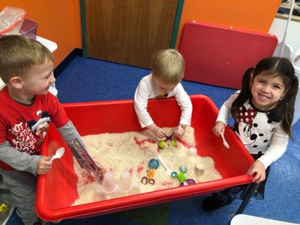 preschoolers_playing_with_rice_table_creative_kids_childcare_centers_kent-600x450