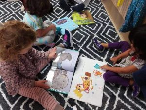 preschoolers_reading_books_at_cadence_academy_preschool_portland_or-600x450