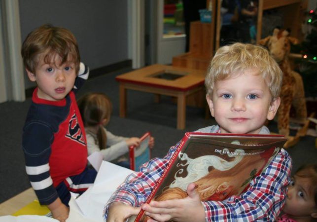 preschoolers_with_night_before_christmas_book_cadence_academy_preschool_gig_harbor_wa-643x450