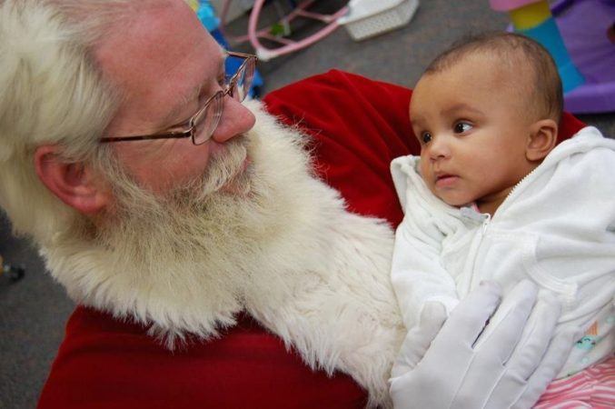 santa_with_infant_girl_rogys_learning_place_lake_street_peoria_heights_il-677x450