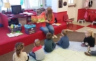 teacher_reading_to_preschool_children_canterbury_preparatory_school_overland_park_ks-699x450