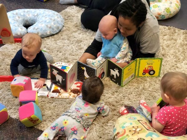 teacher_reading_with_toddlers_cadence_academy_preschool_sellwood_portland_or-600x450