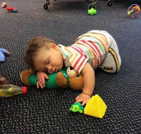 toddler_cuddling_with_teddy_bear_growing_kids_academy_fredericksburg_va-471x450