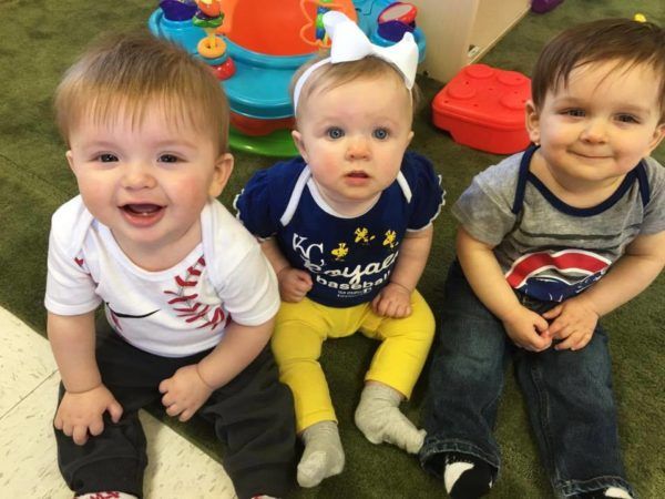 toddler_friends_hanging_out_cadence_academy_preschool_grand_west_des_moines_ia-600x450
